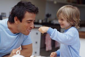 Ofrece a tus hijos alimentos ricos en nutrientes en cada comida y en los refrigerios.