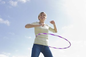 El aro de hula versátil te permite ejercitarte casi en cualquier lugar.