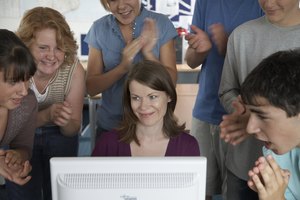 Los sistemas operativos de redes les permiten a las computadoras funcionar en conjunto.