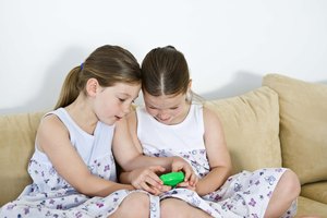 Organiza una cita de juego para tu hija y su amiga.