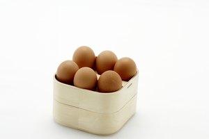 Caja con huevos marrones.
