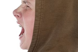 Un adolescente enojado necesita ayuda para expresar sus emociones respetuosamente.