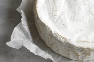 Polka Dot Images/Polka Dot/Getty Images On its own or with accompaniments that make it a complete dish, there are several ways to bake Brie without pastry.