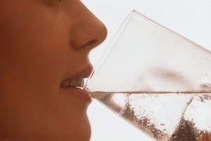 Aumenta los líquidos, tanto fríos como calientes, para aliviar la garganta seca.
