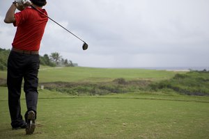 La rotación apropiada de las caderas es parte de un buen balanceo de golf.
