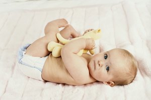 Supervisa a tu bebé al comer con el fin de evitar que se ahogue.