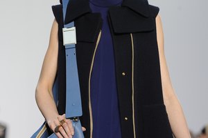 Una modelo muestra la colección Chloe de otoño-invierno lista para usar en París en marzo de 2013.