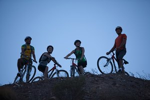 La conquista de la pista local de montaña con amigos es una gran manera de hacer de la subida de colinas algo divertido.