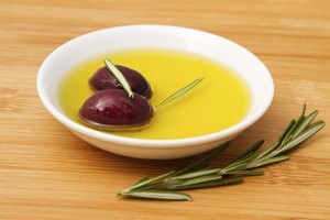 Aceite de oliva en un plato.