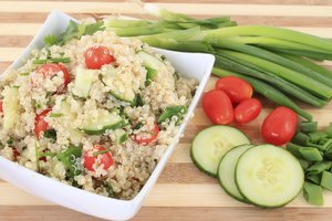Usa alimentos de relleno como frijoles y granos para estirar tus comidas.