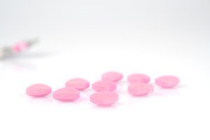 Los medicamentos para la tiroides para reemplazar a la T3 y T4 pueden aliviar algunos de los síntomas del hipotiroidismo.