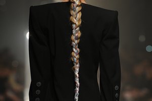 Las modelos de Vivienne Westwood llevaron largas trenzas durante el show Ready to Wear Otoño/Invierno 2013.