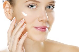 Aplica un humectante facial.