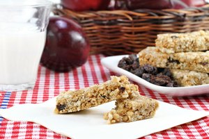 Las barras de granolas y las frutas son saludables.