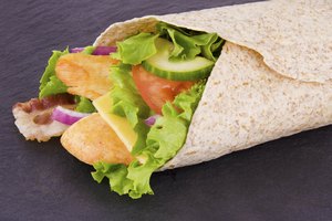 Prueba una envoltura de trigo integral para el almuerzo.