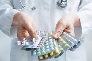 Doctor exhibiendo medicación para la alergia.