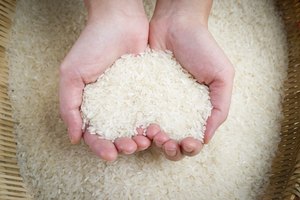 Mujer sosteniendo arroz.