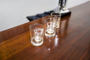 Una porción estándar de alcohol es 1.5 onzas.