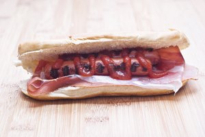 Perro caliente con ketchup.