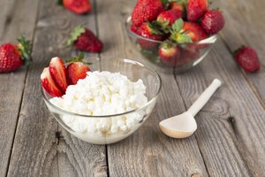 Queso cottage con fresas.
