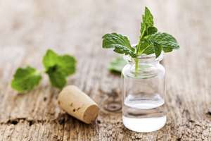 Aceite de menta en una botella.