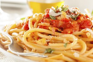 Espagueti con salsa marinera.