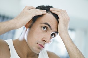 Hombre en busca de signos de la calvicie.