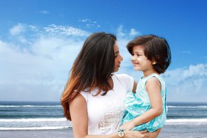 Demostrarle amor y cuidado a tu hijo todos los días es la mejor manera de modelar el cuidado de otros a tu hijo, de acuerdo con el U.S. Department of Health and Human Services.