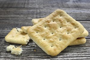 Galletas en una mesa de madera.