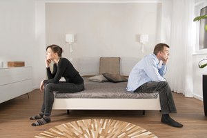 Junges Paar: Ehekrach im Schlafzimmer