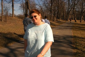 Mujer caminando en el parque.