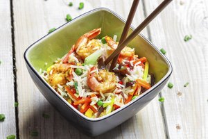 Las moléculas se agrupan de diferentes maneras para formar las unidades básicas de los carbohidratos y proteínas.