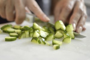 Corta tus alimentos en pedazos pequeños.