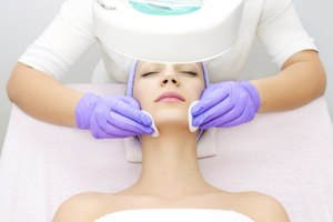 Los peelings químicos actúan removiendo las capas externas de las células muertas de la piel y promoviendo la producción de elastina y colágeno.