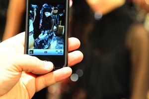 Sincroniza tu iPhone con iTunes para borrar los álbumes de fotografías del dispositivo.