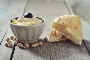 Hummus y pan de pita.