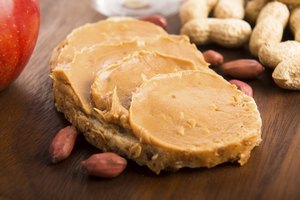 Mantequilla de maní sobre una rebanada de pan.