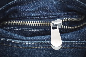 Cierre metálico en jeans.