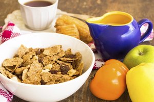 Cereal integral con pasas y frutas.