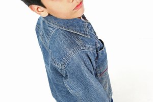Posiblemente notes que tu hijo se queda callado cuando está rodeado de personas.
