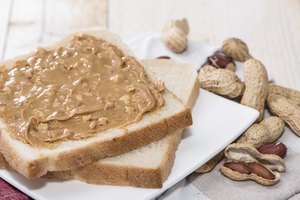 Mantequilla de maní orgánica gruesa sobre pan.