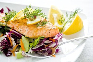 Salmón fresco sobre hojas de ensalada saludable.
