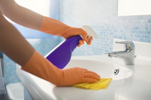 Mujer limpiando baño.