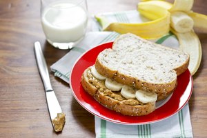 Los plátanos y la mantequilla de maní hacen una gran opción de sándwich.