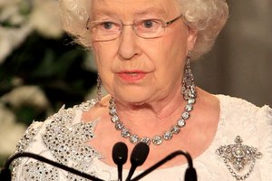 Reciclado: la Reina Isabel lleva un vestido transformado para una visita a Canadá en 2010.