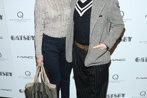 Lauren Bush Alauren lleva un bolso de mano a una proyección de