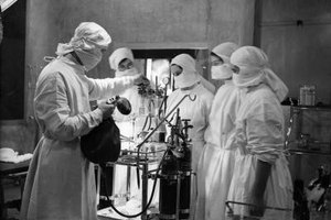 Fox Photos/Valueline/Getty Images Critical care nurses work in trauma units, intensive care units, surgical ICUs and cardiac care units.