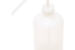 El agua desionizada se crea a partir del procesamiento de agua destilada.