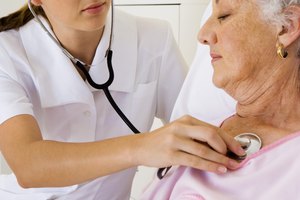 Generalmente, esta cirugía es segura, y los riesgos pueden incluir hemorragias e infecciones.