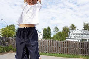 Normalmente los niños practican baloncesto con aros de 6 pies de altura.